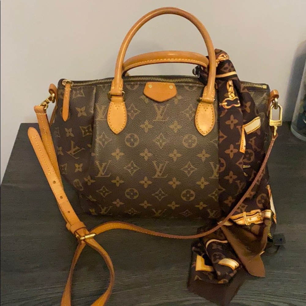 Eye catching 💓LV crossbody💓 - Picture 3 of 16